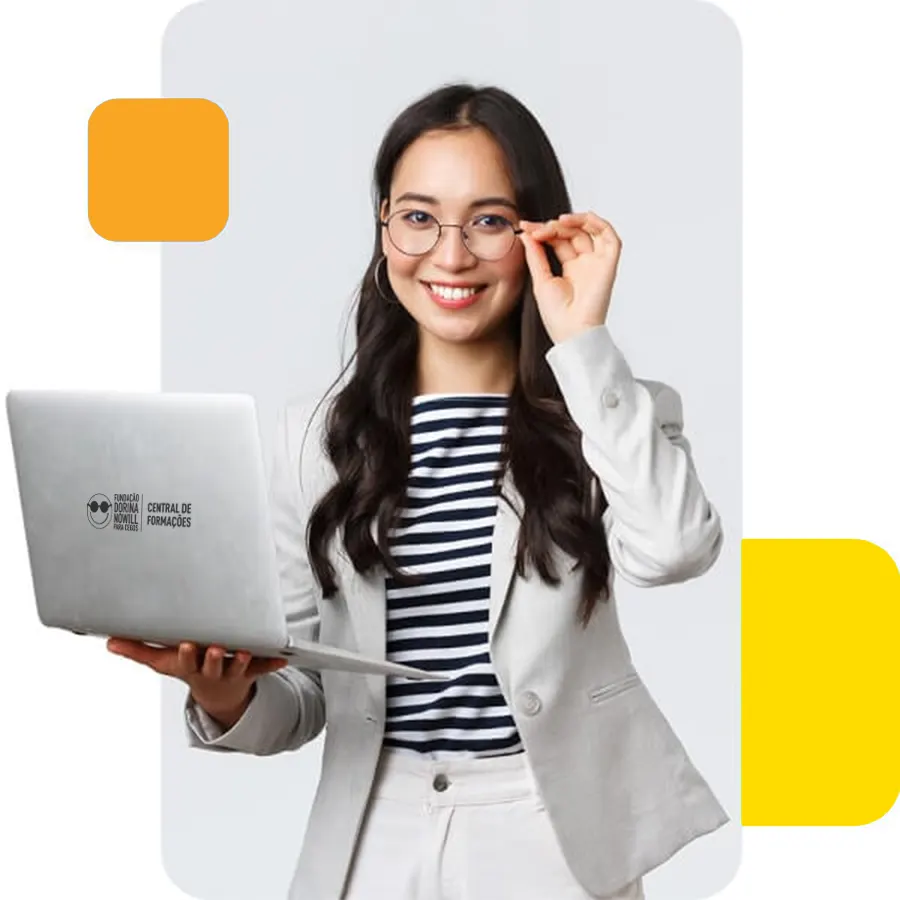 Imagem mostra uma mulher usando óculos de grau e segurando um laptop em uma das mãos. Ao fundo, retângulos amarelo, laranja e cinza.